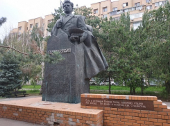 Памятник маршалу Чуйкову разваливается на набережной Волгограда  