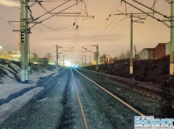 На севере Волгограда 13-летний мальчик бросился под поезд и погиб