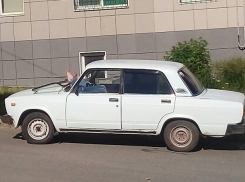 Суровые волгоградские мужчины выдавили лобовое стекло, чтобы уместиться на ночлег в ВАЗе