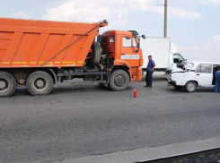 В Волгограде КамАЗ протаранил «семерку»: пострадала пенсионерка