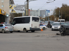  Nissan мощно протаранил маршрутку в центре Волгограда: видео