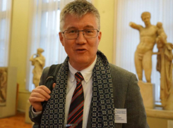 Профессора истории удивила девушка в полицейской форме в аэропорту Волгограда