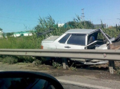 На 3-й Продольной Волгограда «пятнадцатая» влетела в столб: 4 человека в больнице