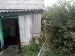 Крупный пожар потушили в жилом доме в Волгоградской области: два человека погибли