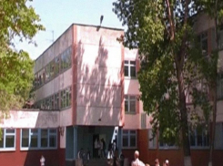 «Предлагал «чернобыльскую жидкость» и бегал с лезвием»: родители намерены устроить забастовку в школе №102 из-за третьеклассника