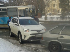 Троллейбус столкнулся с двумя автомобилями в центре Волгограда 