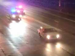 Полицейская погоня со стрельбой за «Жигулями» попала на видео в Волгограде