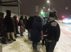 «Пальцы до сих пор обморожены»: волгоградцы леденеют на остановках от отсутствия гортранспорта