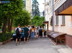Как живут в самом топовом месте Волгограда – Дом Павлова: двор-крохотка и постоянные экскурсии