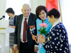 В Волгограде многодетные мамы награждены почетным знаком от губернатора региона