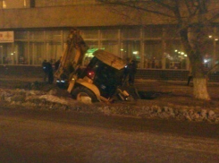 На юге Волгограда трактор провалился в яму, которую пытался закопать