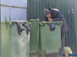 Нищий Волгоград: жители едят прямо из мусорки