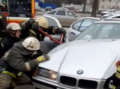 Стали известны подробности ДТП в Волжском, где водитель BMW влетел в остановку