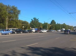 На западе Волгограда собралась гигантская пробка из-за ДТП и ремонта дорог