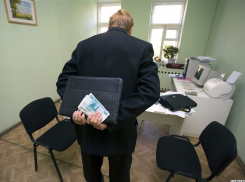 В Волгограде экс-чиновница за взятку помогала бизнесмену