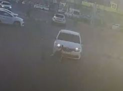 Таксист Uber сбил на пешеходном переходе волгоградку: ДТП попало на видео