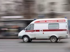 Неустановленный водитель сбил волгоградца, чинившего колесо, и скрылся