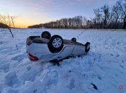 Мужчина погиб на заснеженной обочине в Волгоградской области