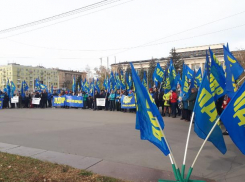 Только одна партия в Волгограде торжественно отметила День народного единства, остальные стесняются
