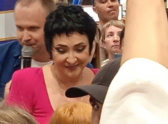 Вместо сувенира певица Лолита купила в Волгограде веник