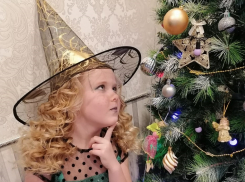 Мечтательная ведьмочка Полина Марышова в конкурсе «Детский новогодний костюм-2020»