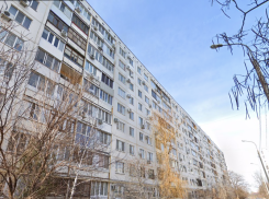 Жильцов многоэтажки срочно эвакуировали на юге Волгограда 