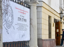 Незаменимый талант: руководитель волгоградского театра НЭТ получает сотни тысяч рублей за актерское мастерство