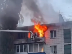 Бабушку спасли из полыхающей пятиэтажки в Волгограде - видео