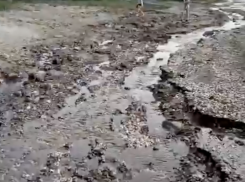 Под Волгоградом ливнем смыло дорогу