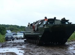 Плавающие транспортеры подготовлены военными для эвакуации населения в Волгоградской области
