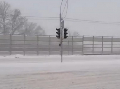 «Всем пофигу»: смертельно опасный для жизни пешеходный переход показал на видео волгоградец