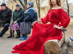 «Крик души»: фотограф из Волжского показал красивых девушек на фоне разрушающегося города