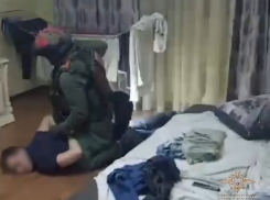 Банду телефонных мошенников уложил СОБР в роскошном доме: видео