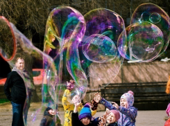 Жители Волгограда запустили гигантские мыльные пузыри