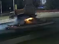 Кроссовер на скорости влетел в памятник под Волгоградом