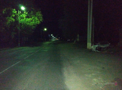 Водитель Hyundai влетел в частный дом в Волгоградской области: госпитализированы два человека