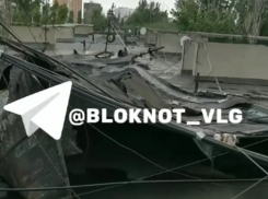 Ураган сорвал кровлю дома на юге Волгограда: «Жильцы в тихом ужасе»