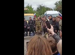 «В Казахстан ехать не надо»: видео с проводов мобилизованных в Палласовке