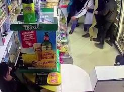 Покупатели обезоружили напавшего на продавца мужчину с пистолетом в Волжском: инцидент сняли на видео