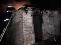 Горели деревянные хозпостройки: есть погибший и пострадавший при ночных пожарах в Волгоградской области