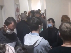 «Как селедки, и с ковидом»: переполненный коридор в поликлинике в Волгограде сняли на видео