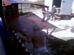 Покупатель ударил продавца ножом в грудь в Камышине: расправа попала на видео