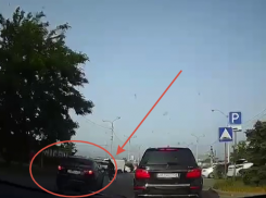 Сама споткнулась: сотрудников ДПС обвинили в замалчивании наглого ДТП в Волгограде
