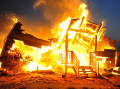 Под Волгоградом на пожаре в собственном доме погиб пенсионер