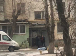 В Волжском в метре от своего подъезда скончалась пенсионерка