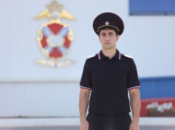 Упавшего в реку раненого бойца СВО спас полицейский в Волгограде