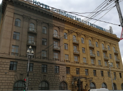 Легендарную гостиницу «Интурист» перекрашивают в центре Волгограда 