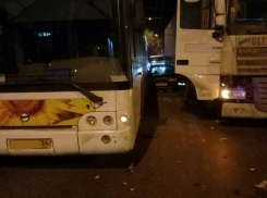 На юге Волгограда произошла авария-бутерброд: легковушку зажали автобус и большегруз