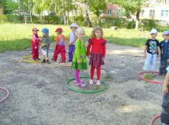 Под Волгоградом на прогулке в детсаду 2-летний малыш сломал ногу