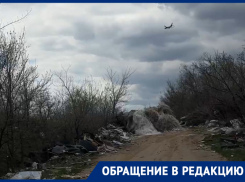 Горы мусора выгружают КамАЗы у Солдатского поля под Волгоградом – видео